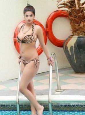 Visit Abu Dhabi incall escort Komal Pool Model for an hour or two (1 hour USD 1000)